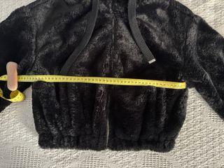 Cazadora efecto pelo con capucha