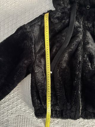 Cazadora efecto pelo con capucha