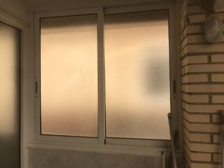 Ventana corredera de cristal translúcido