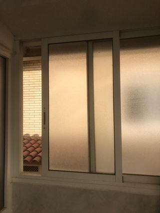 Ventana corredera de cristal translúcido