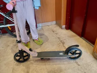 Patinete rosa con ruedas grandes