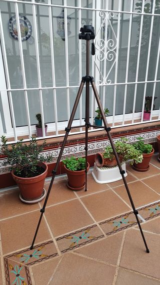 Trípode Star75 de Hama para cámara fotográfica.