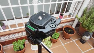 Trípode Star75 de Hama para cámara fotográfica.