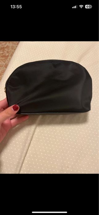 Neceser o estuche negro marca guess