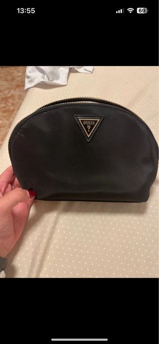Neceser o estuche negro marca guess