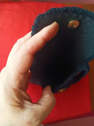 Bolsito negro tejido a mano