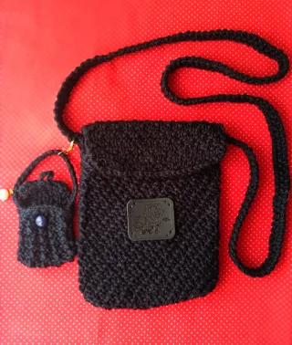 Bolsito negro tejido a mano