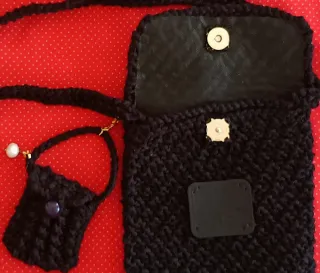 Bolsito negro tejido a mano