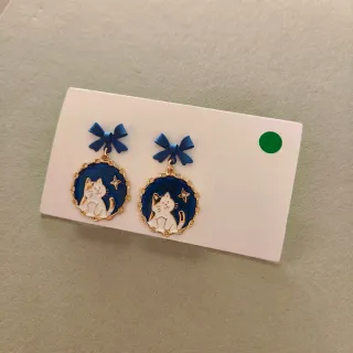 Orecchini con fiocco blu e gatto