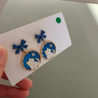 Orecchini con fiocco blu e gatto