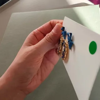 Orecchini con fiocco blu e gatto