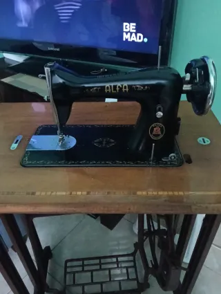 Máquina de coser Alfa antigua