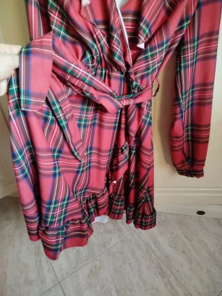 Vestito scozzese con volant