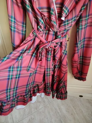 Vestito scozzese con volant