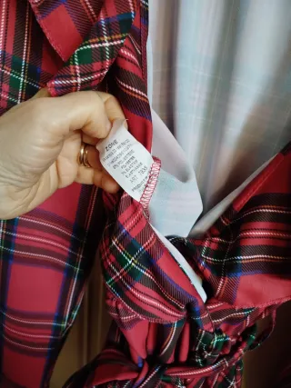 Vestito scozzese con volant