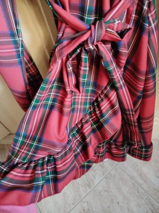 Vestito scozzese con volant