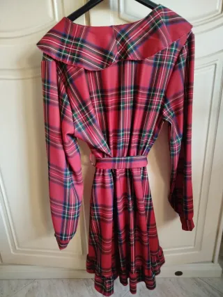 Vestito scozzese con volant