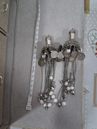 Colgantes plateados con perlas