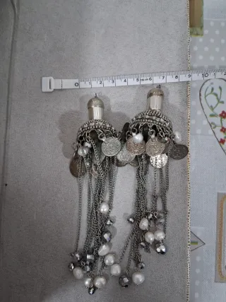 Colgantes plateados con perlas