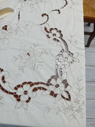 Tovaglia ricamata a mano con 11 tovaglioli