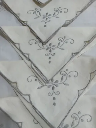 Tovaglia ricamata a mano con 11 tovaglioli