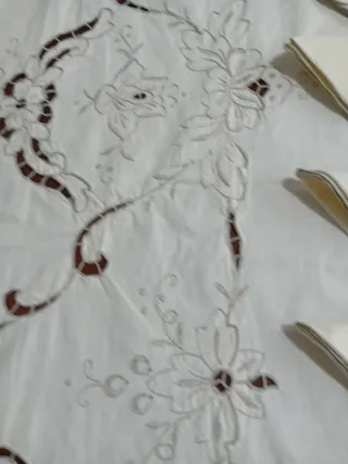 Tovaglia ricamata a mano con 11 tovaglioli