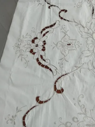 Tovaglia ricamata a mano con 11 tovaglioli