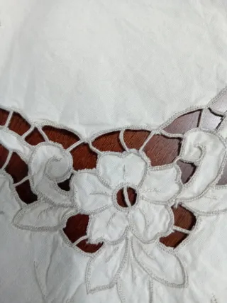 Tovaglia ricamata a mano con 11 tovaglioli