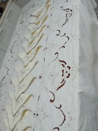 Tovaglia ricamata a mano con 11 tovaglioli