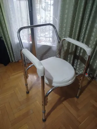 Silla inodoro con reposabrazos
