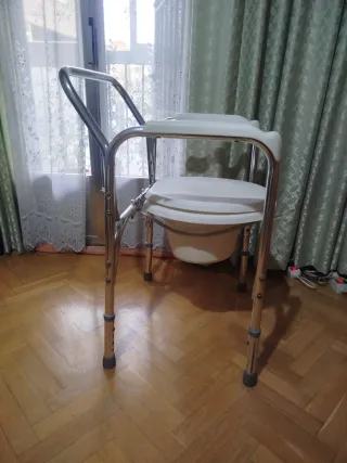 Silla inodoro con reposabrazos
