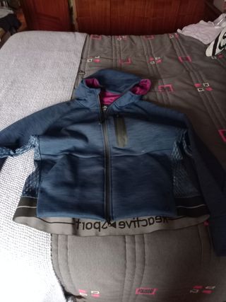 Chaqueta deportiva azul y morada