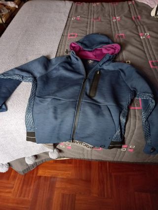 Chaqueta deportiva azul y morada
