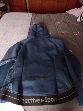 Chaqueta deportiva azul y morada