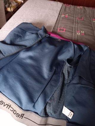 Chaqueta deportiva azul y morada