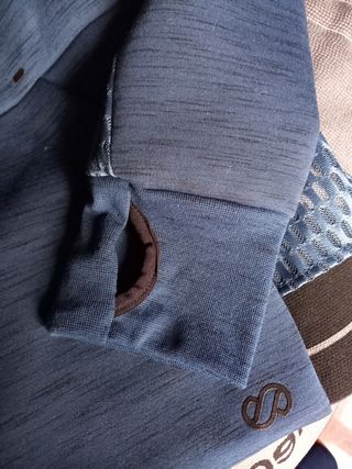 Chaqueta deportiva azul y morada