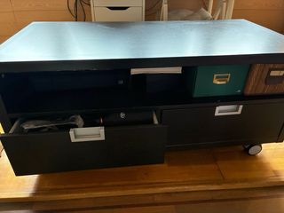 Mesa TV Ikea Negra con Ruedas