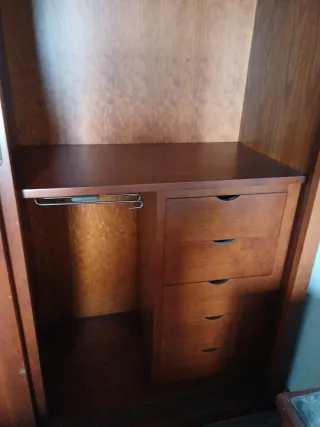 Armario de madera con puertas correderas