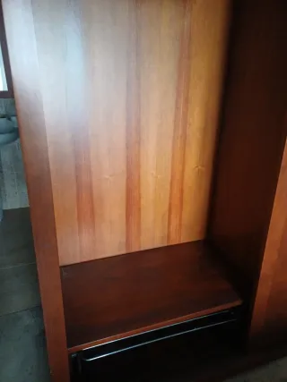 Armario de madera con puertas correderas