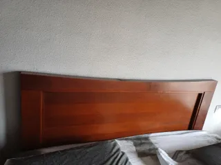 Armario de madera con puertas correderas