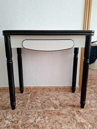 Mesa de comedor con cajón plegable