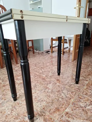 Mesa de comedor con cajón plegable