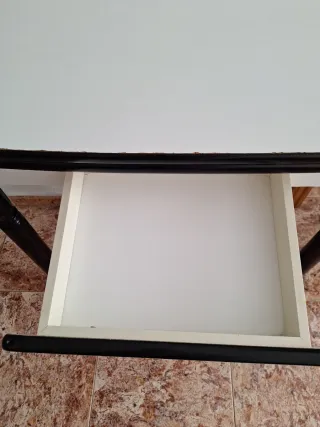 Mesa de comedor con cajón plegable