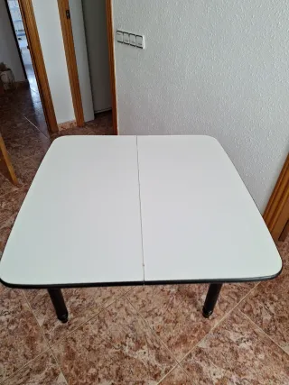 Mesa de comedor con cajón plegable
