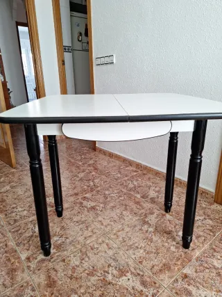 Mesa de comedor con cajón plegable