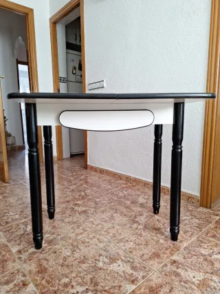 Mesa de comedor con cajón plegable