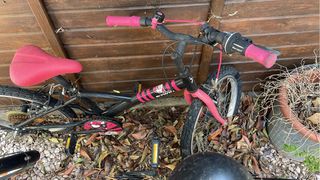 Bicicleta infantil rosa y negra