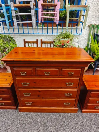 Cómoda y mesitas de noche de pino