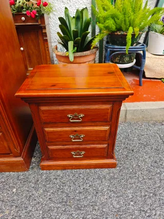 Cómoda y mesitas de noche de pino