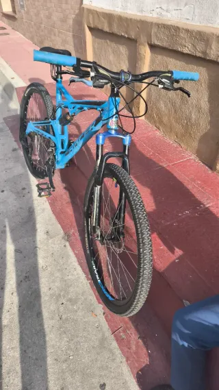 Bicicleta doble suspensión azul